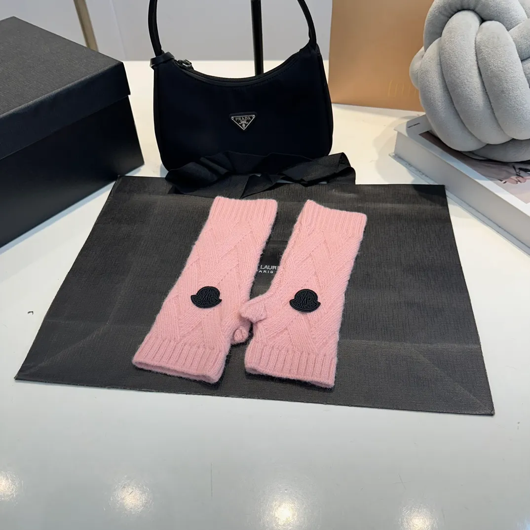 P170 Moncler autumn and winter counter model knitted beanie + scarf + gloves three-piece set, classic pattern, warm and fashionable! Fashionable and popular 🌸First-class texture, pure wool