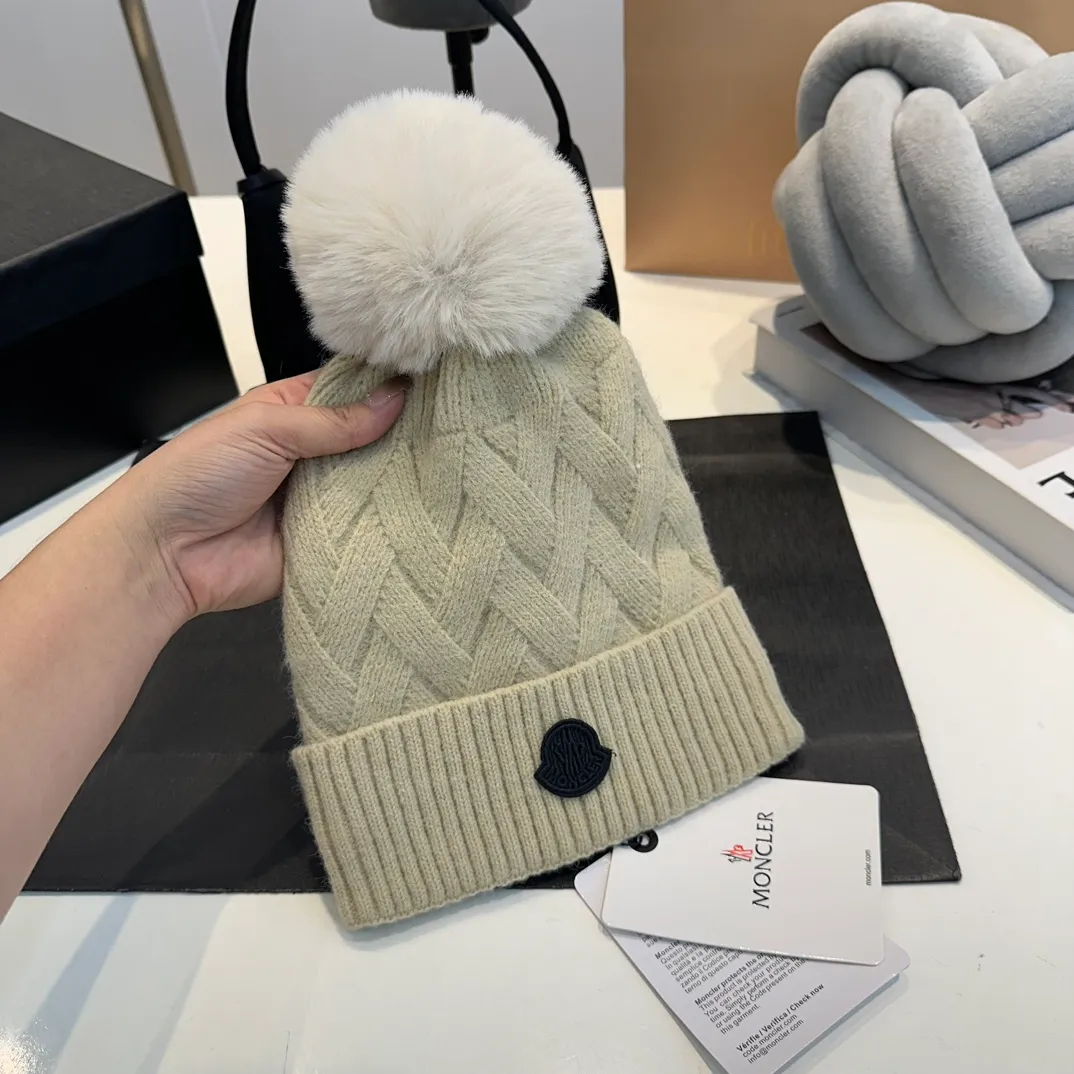 P170 Moncler autumn and winter counter model knitted beanie + scarf + gloves three-piece set, classic pattern, warm and fashionable! Fashionable and popular 🌸First-class texture, pure wool