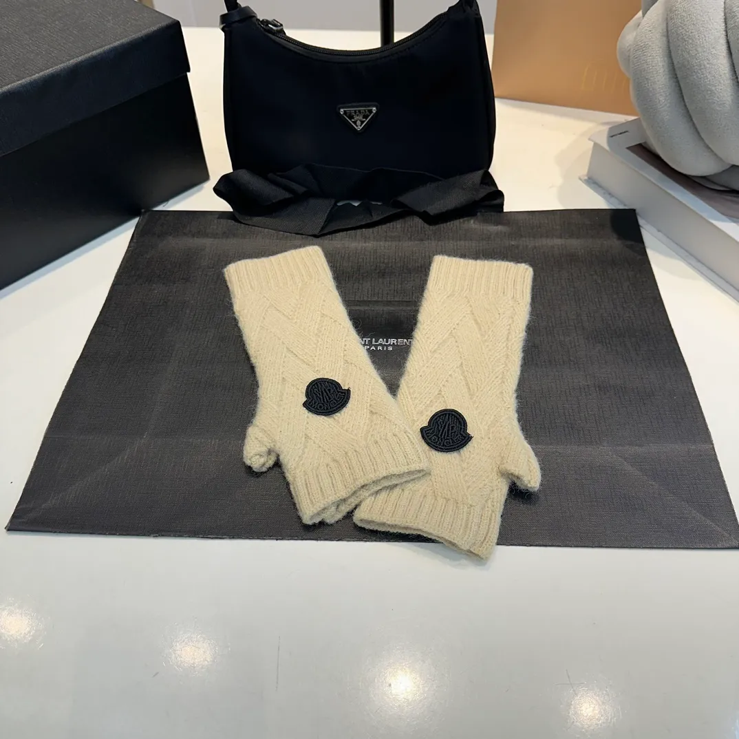 P170 Moncler autumn and winter counter model knitted beanie + scarf + gloves three-piece set, classic pattern, warm and fashionable! Fashionable and popular 🌸First-class texture, pure wool