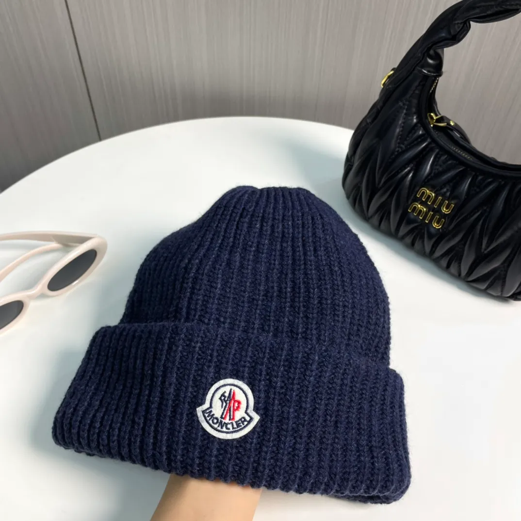 P76 Moncler 2024 early autumn and winter classic knitted hat, original replica. Very soft and skin-friendly, very elastic 💓 Textured and very versatile style ~ Warm cashmere woolen hat, one size fits all and elastic ~ Unisex, can be worn by any head circumference. Super quality, highly recommended