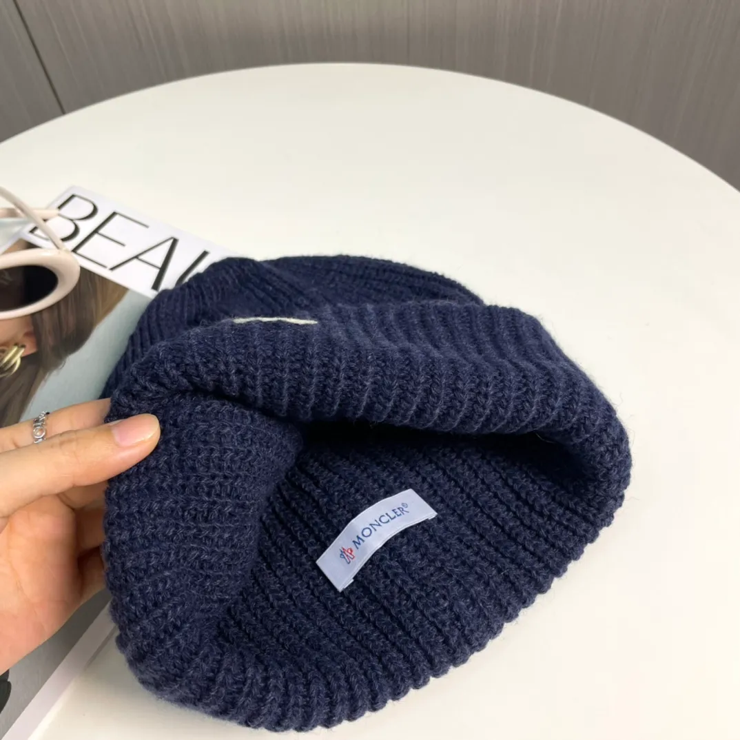P76 Moncler 2024 early autumn and winter classic knitted hat, original replica. Very soft and skin-friendly, very elastic 💓 Textured and very versatile style ~ Warm cashmere woolen hat, one size fits all and elastic ~ Unisex, can be worn by any head circumference. Super quality, highly recommended