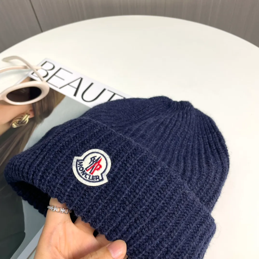 P76 Moncler 2024 early autumn and winter classic knitted hat, original replica. Very soft and skin-friendly, very elastic 💓 Textured and very versatile style ~ Warm cashmere woolen hat, one size fits all and elastic ~ Unisex, can be worn by any head circumference. Super quality, highly recommended
