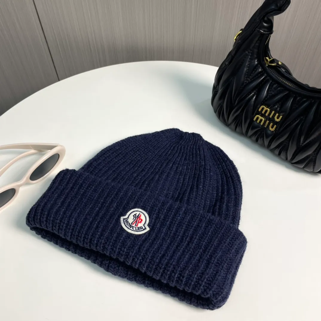 P76 Moncler 2024 early autumn and winter classic knitted hat, original replica. Very soft and skin-friendly, very elastic 💓 Textured and very versatile style ~ Warm cashmere woolen hat, one size fits all and elastic ~ Unisex, can be worn by any head circumference. Super quality, highly recommended