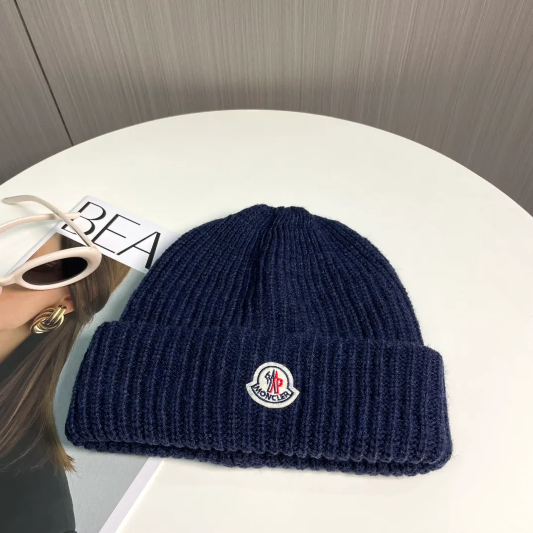 P76 Moncler 2024 early autumn and winter classic knitted hat, original replica. Very soft and skin-friendly, very elastic 💓 Textured and very versatile style ~ Warm cashmere woolen hat, one size fits all and elastic ~ Unisex, can be worn by any head circumference. Super quality, highly recommended