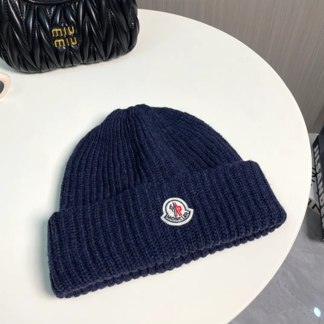 P76 Moncler 2024 early autumn and winter classic knitted hat, original replica. Very soft and skin-friendly, very elastic 💓 Textured and very versatile style ~ Warm cashmere woolen hat, one size fits all and elastic ~ Unisex, can be worn by any head circumference. Super quality, highly recommended