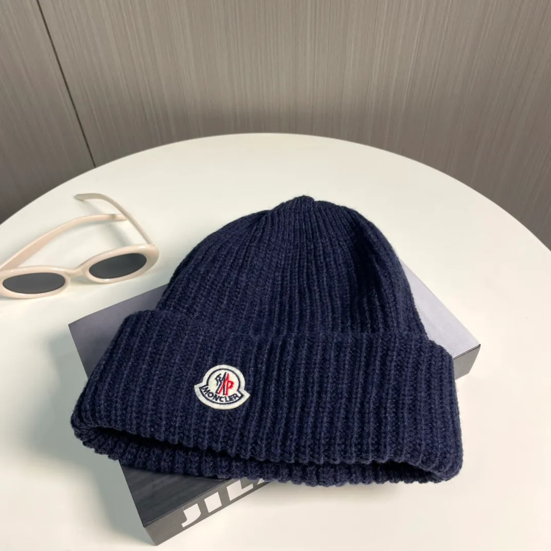 P76 Moncler 2024 early autumn and winter classic knitted hat, original replica. Very soft and skin-friendly, very elastic 💓 Textured and very versatile style ~ Warm cashmere woolen hat, one size fits all and elastic ~ Unisex, can be worn by any head circumference. Super quality, highly recommended