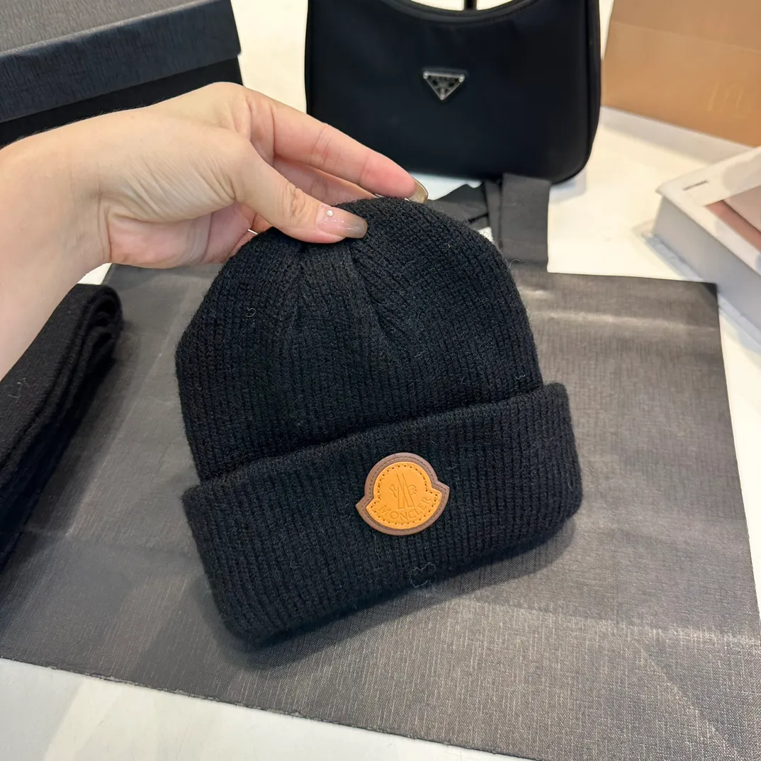 P110 Moncler wool knitted three-piece set, gloves + hat + scarf set ❄️ Wool knitted, super cute with cashmere scarf, a must-have for autumn and winter