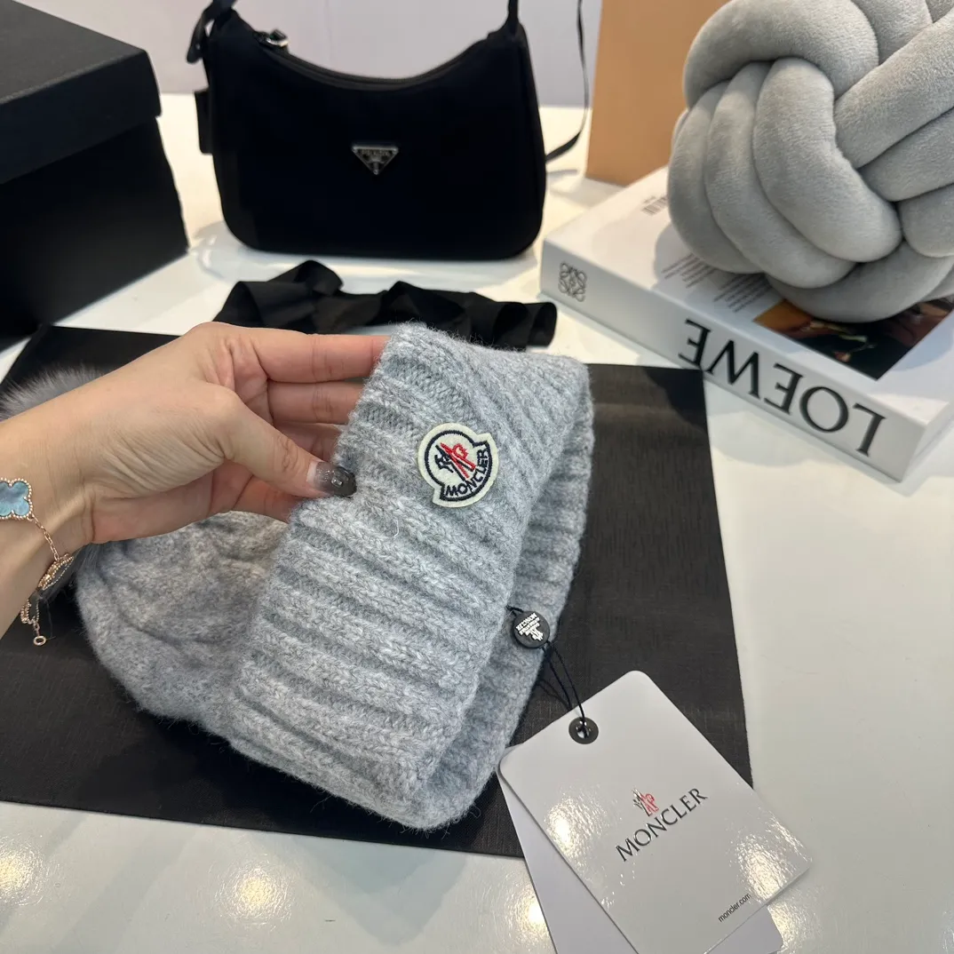 P90 Moncler👒high-end genuine exclusive style, hemp flower knitted hat, made of selected wool, skin-friendly and super soft‼ ️Paired with fox fur balls, it is very age-reducing‼ ️Complete trademark hangtags