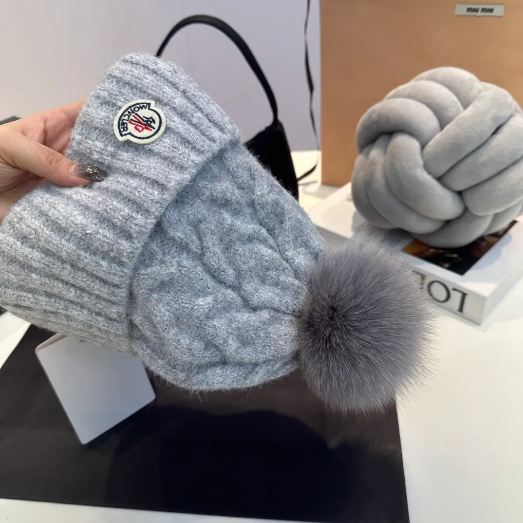 P90 Moncler👒high-end genuine exclusive style, hemp flower knitted hat, made of selected wool, skin-friendly and super soft‼ ️Paired with fox fur balls, it is very age-reducing‼ ️Complete trademark hangtags