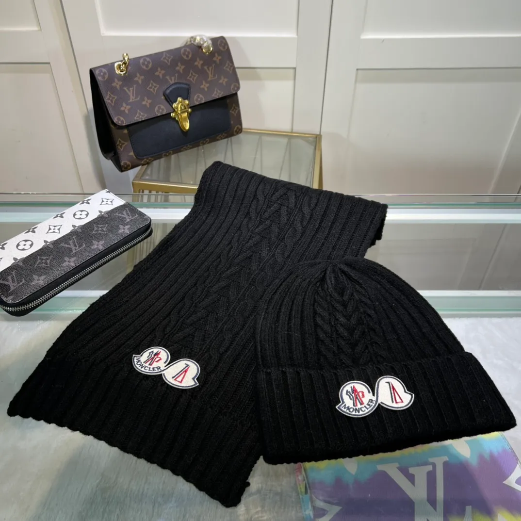P170 MONCLER classic suit hat! Hat ➕Scarf! Cashmere and Rabbit Velvet Quality! It's warm and super comfortable~A great tool for young ladies to reduce their age in winter~This winter, all you need is a set of hats~It's warm and fashionable! Unisex model! Can be made as a couple model! Complete range of anti-counterfeiting labels and elevators! Many styles, welcome to choose!!