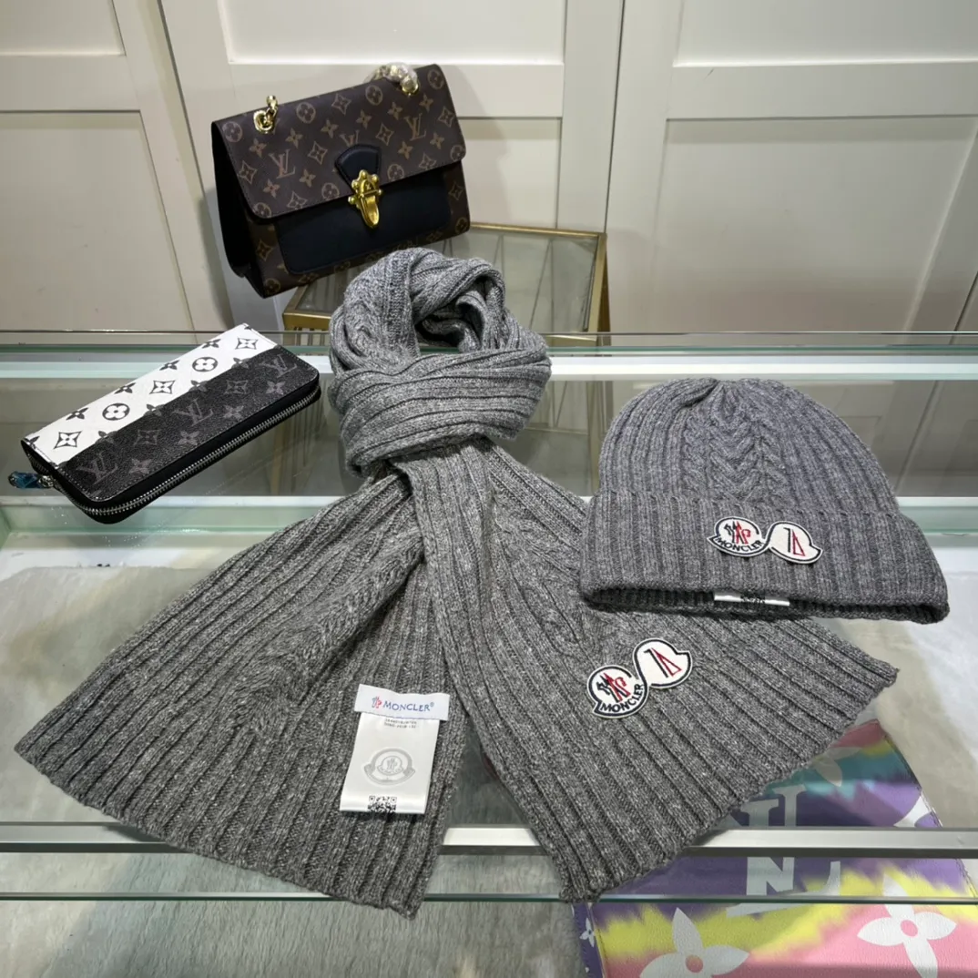 P170 MONCLER classic suit hat! Hat ➕Scarf! Cashmere and Rabbit Velvet Quality! It's warm and super comfortable~A great tool for young ladies to reduce their age in winter~This winter, all you need is a set of hats~It's warm and fashionable! Unisex model! Can be made as a couple model! Complete range of anti-counterfeiting labels and elevators! Many styles, welcome to choose!!