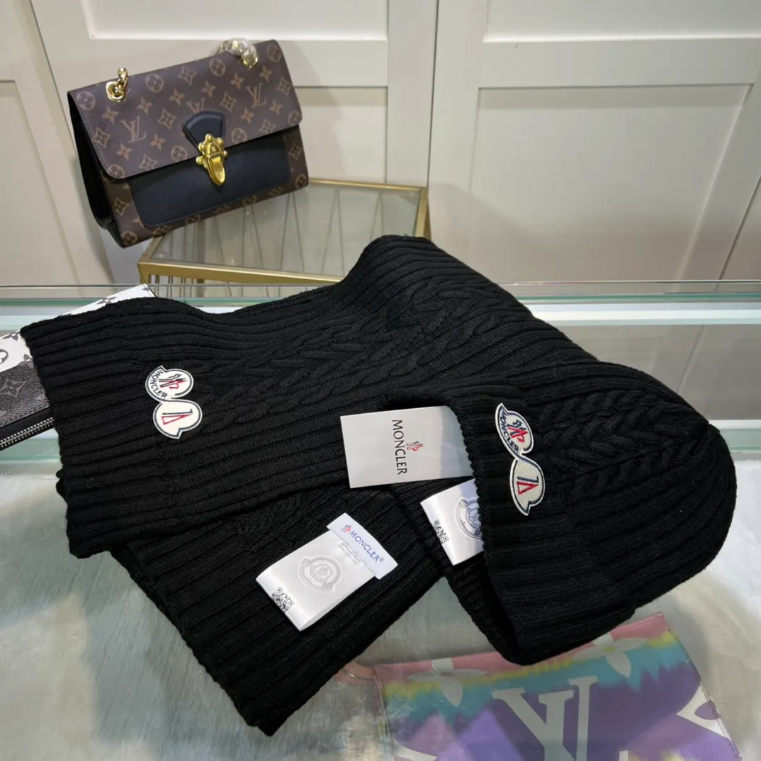 P170 MONCLER classic suit hat! Hat ➕Scarf! Cashmere and Rabbit Velvet Quality! It's warm and super comfortable~A great tool for young ladies to reduce their age in winter~This winter, all you need is a set of hats~It's warm and fashionable! Unisex model! Can be made as a couple model! Complete range of anti-counterfeiting labels and elevators! Many styles, welcome to choose!!