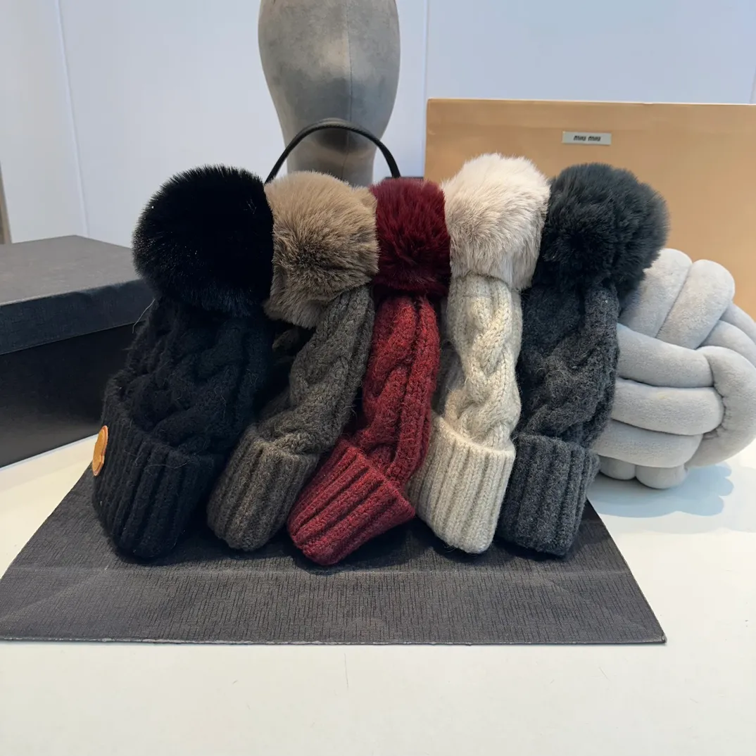 P70 Moncler 💥 Official website classic knitted hat, replica of the original. Very soft and skin-friendly, very elastic 💓 Textured and very versatile style ~ Warm cashmere woolen hat, one size fits all and elastic ~ Unisex, can be worn by any head size. Super quality, highly recommended