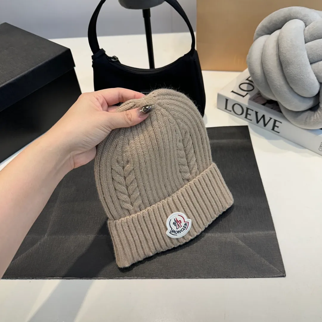 P56 high version Moncler Moncler 💥 Official website classic knitted hat, replica of the original. Very soft and skin-friendly, very elastic 💓 Textured and very versatile style ~ Warm cashmere woolen hat, one size fits all and elastic ~ Unisex, can be worn by any head size. Super quality, highly recommended