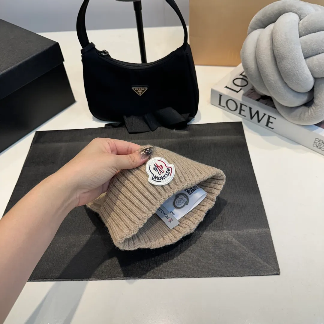 P56 high version Moncler Moncler 💥 Official website classic knitted hat, replica of the original. Very soft and skin-friendly, very elastic 💓 Textured and very versatile style ~ Warm cashmere woolen hat, one size fits all and elastic ~ Unisex, can be worn by any head size. Super quality, highly recommended