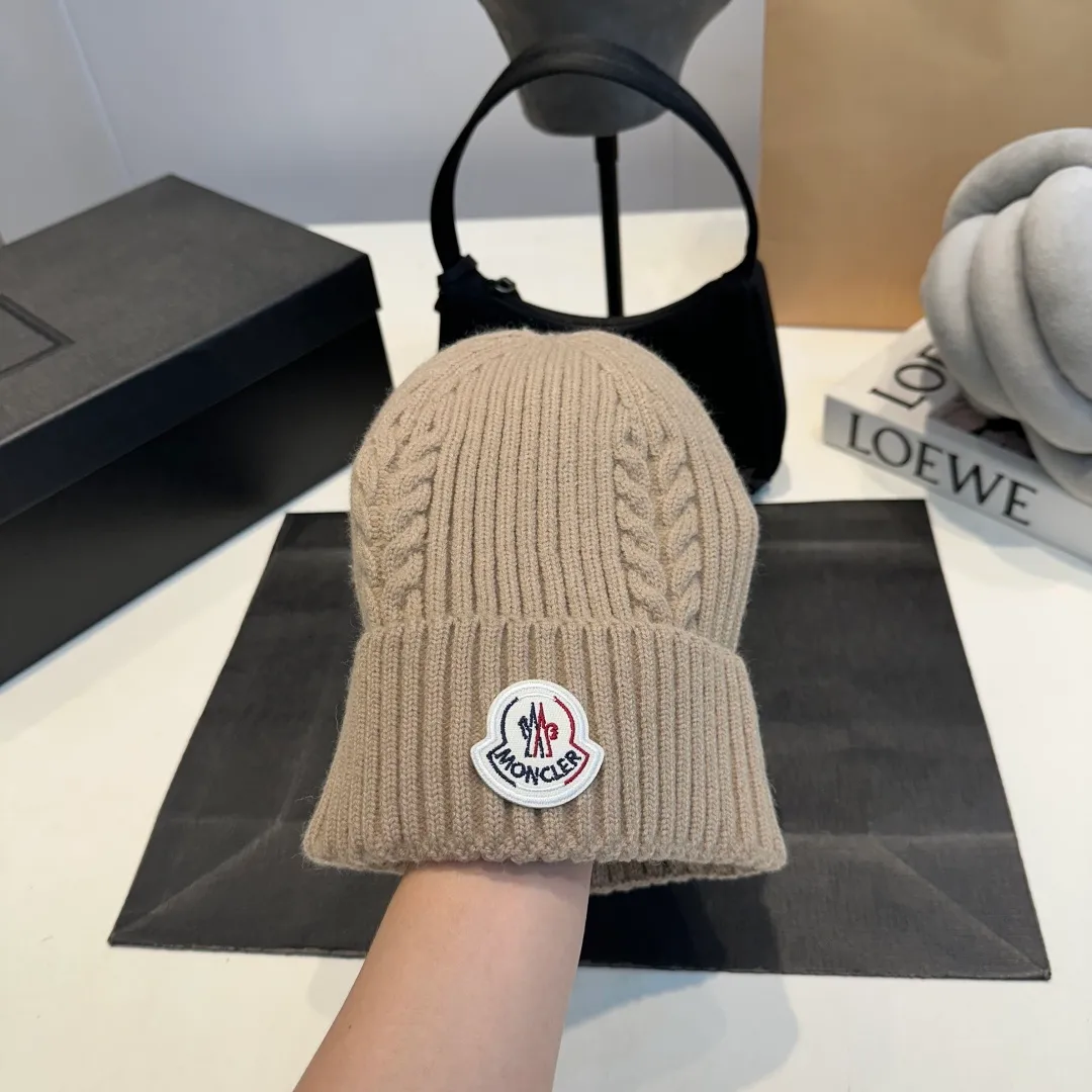 P56 high version Moncler Moncler 💥 Official website classic knitted hat, replica of the original. Very soft and skin-friendly, very elastic 💓 Textured and very versatile style ~ Warm cashmere woolen hat, one size fits all and elastic ~ Unisex, can be worn by any head size. Super quality, highly recommended