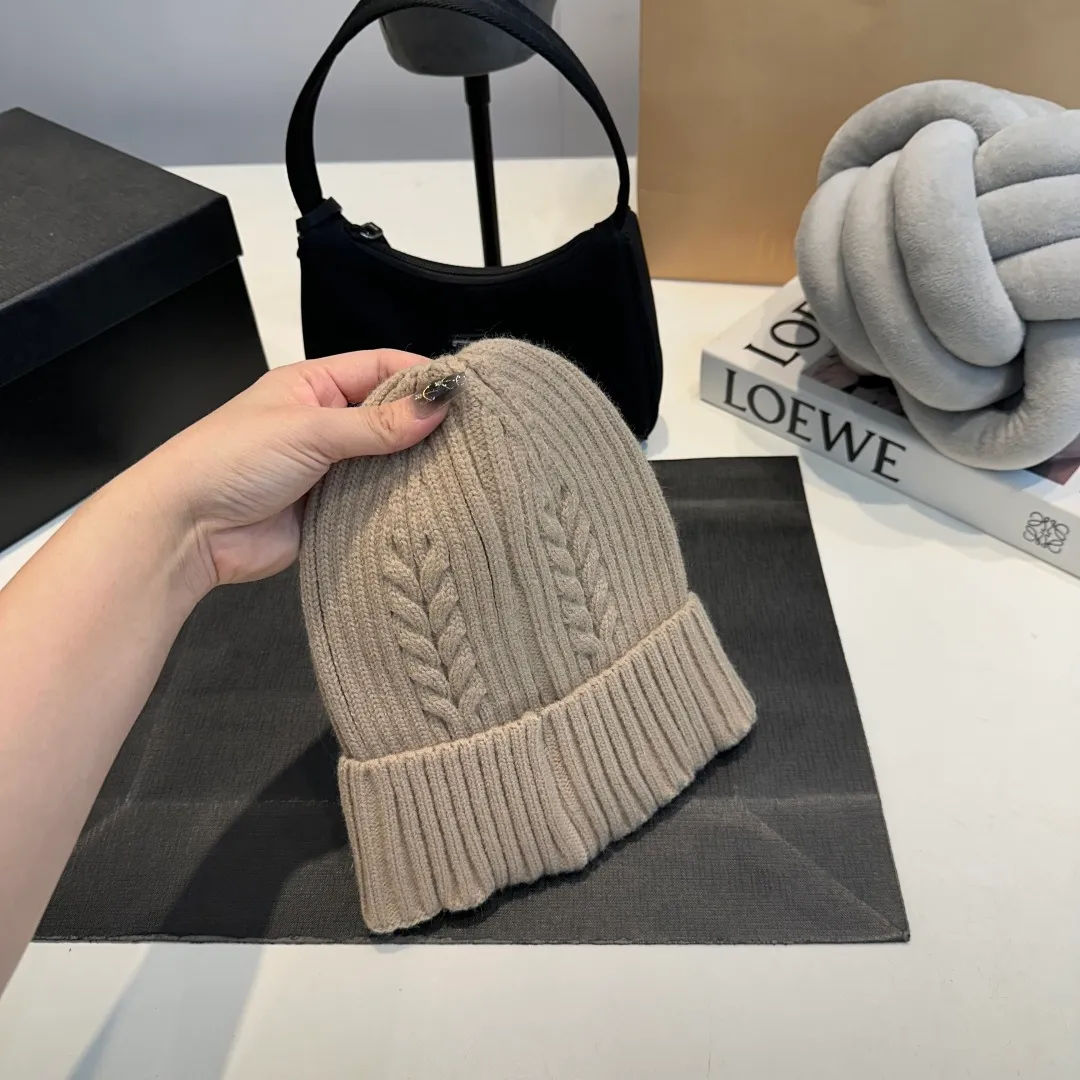 P56 high version Moncler Moncler 💥 Official website classic knitted hat, replica of the original. Very soft and skin-friendly, very elastic 💓 Textured and very versatile style ~ Warm cashmere woolen hat, one size fits all and elastic ~ Unisex, can be worn by any head size. Super quality, highly recommended