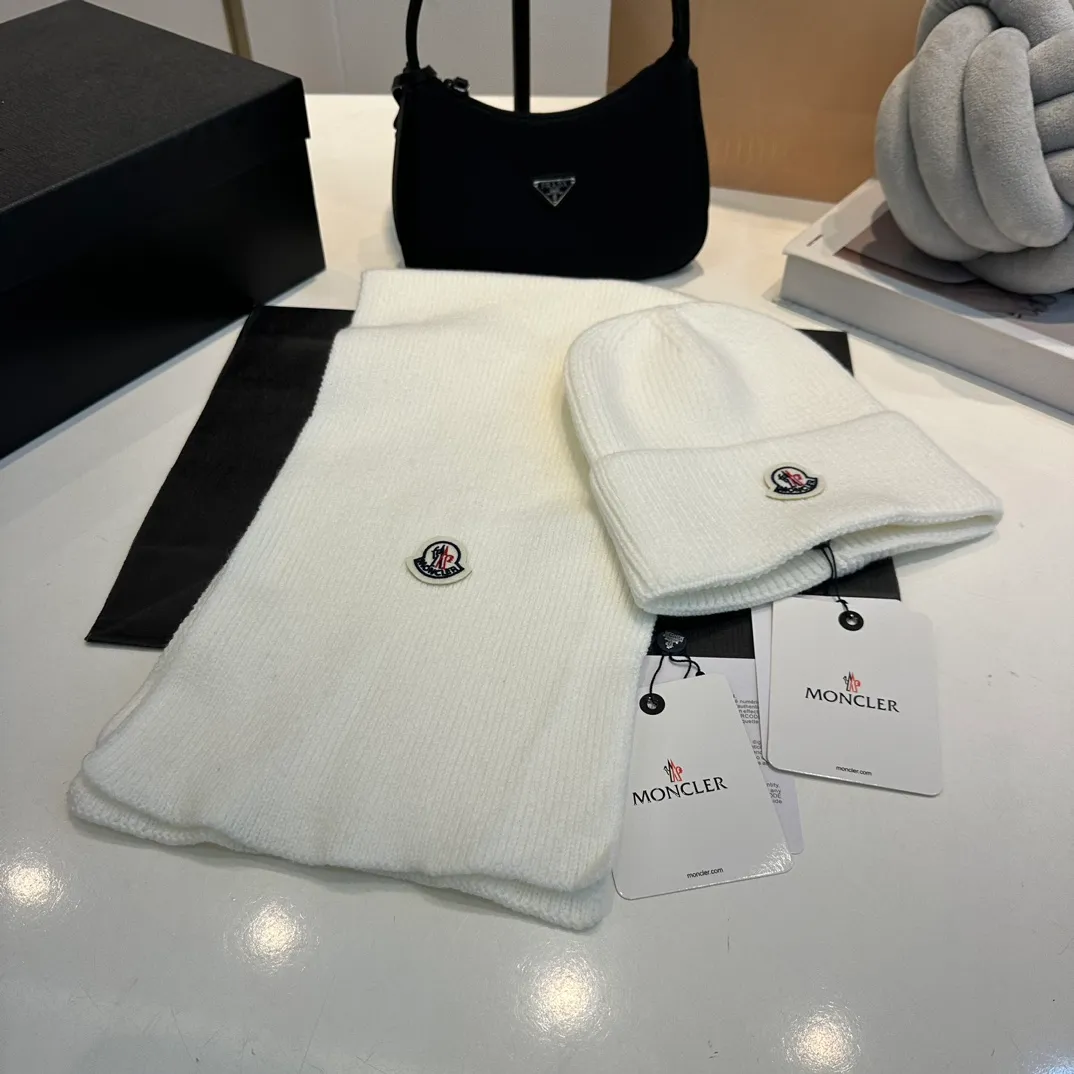 P160 Moncler muzzle suit autumn and winter style cuffed wool knitted beanie High quality customization! This must be my favorite of minimalism. It is clean, neat, fashionable and versatile, and will definitely not be picky about your face shape! A fashionable classic that lasts forever! Both men and women are welcome!