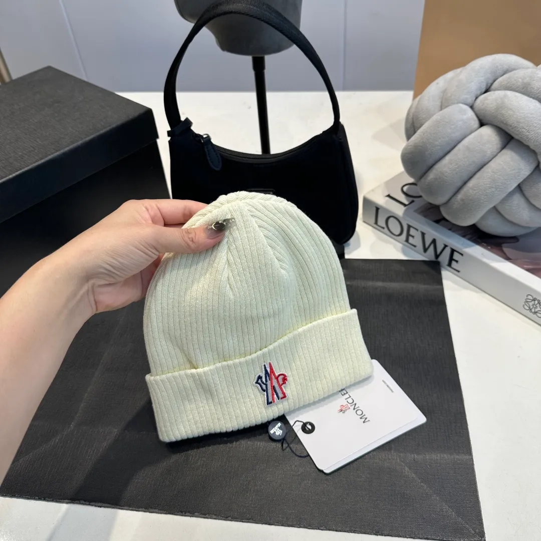 P50 MONCLER Mouth Mouth 🎩 Knitted Beanie, good quality, high-end, super soft! Super hot💖The texture is great and it’s great to match when out on the street! Fashion trends! A must-have item for autumn and winter, the same style for men and women is available now!
