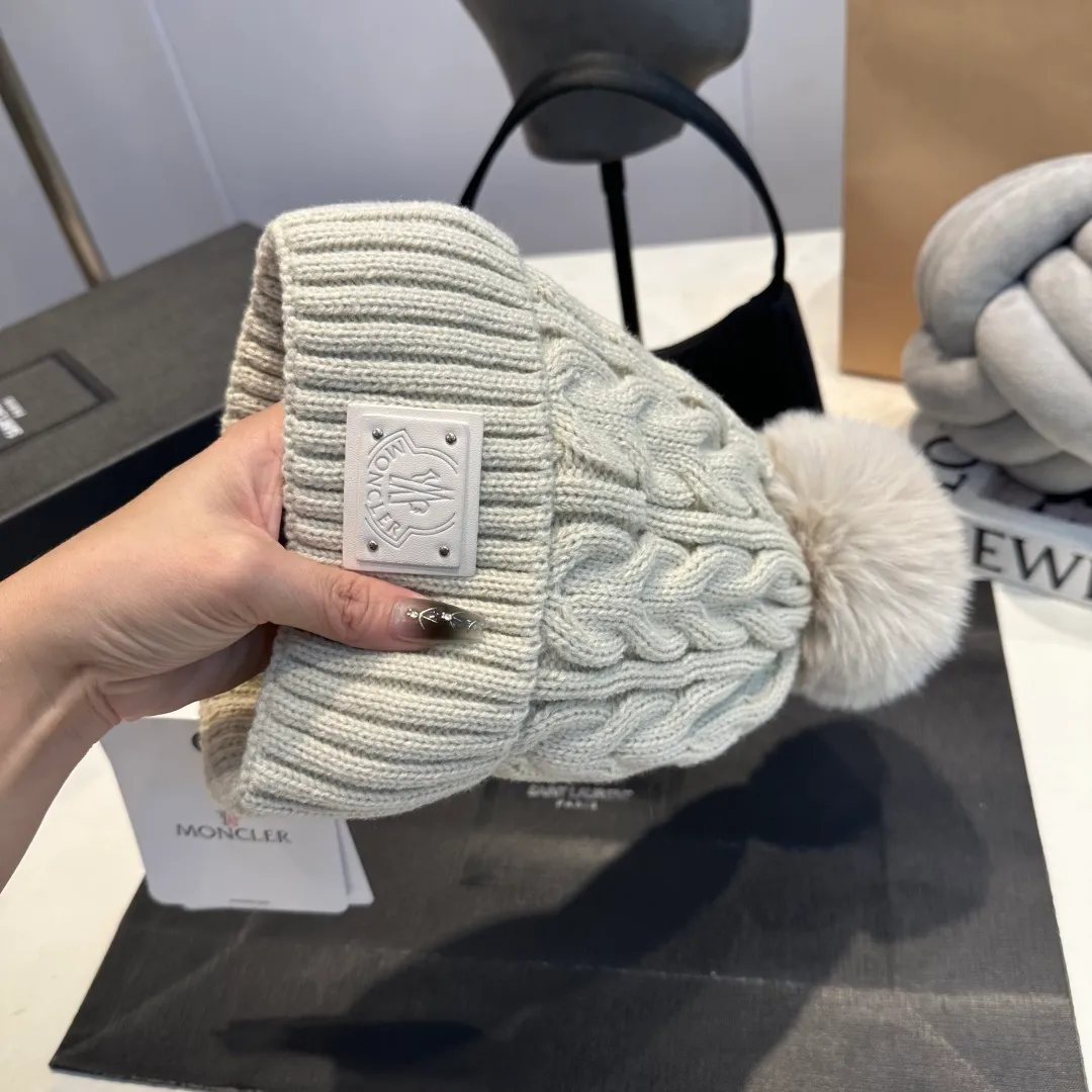 P70 Moncler hooded twist warm wool hat, sweet and cool style get! Reduce your age and make your face appear smaller. I’d like to share it with you all. The four colors match well and the breasts are so milky~