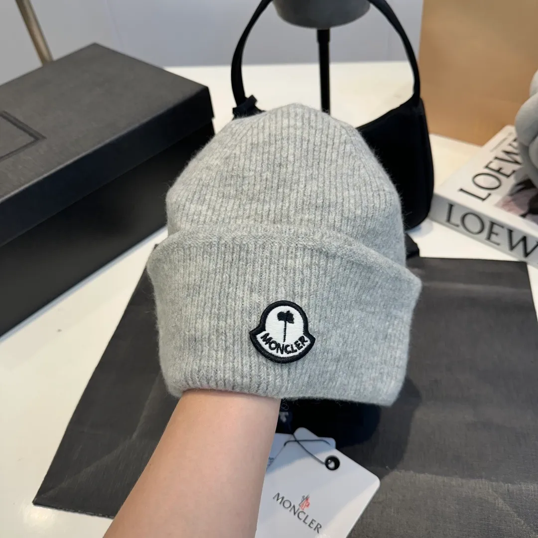 P70 MONCLER muffled knitted beanie, good quality, high-end and elegant, super popular 💖The texture is great, it’s great to match when out on the street! Fashion trends! A must-have item for winter, the same style for men and women, get it now!