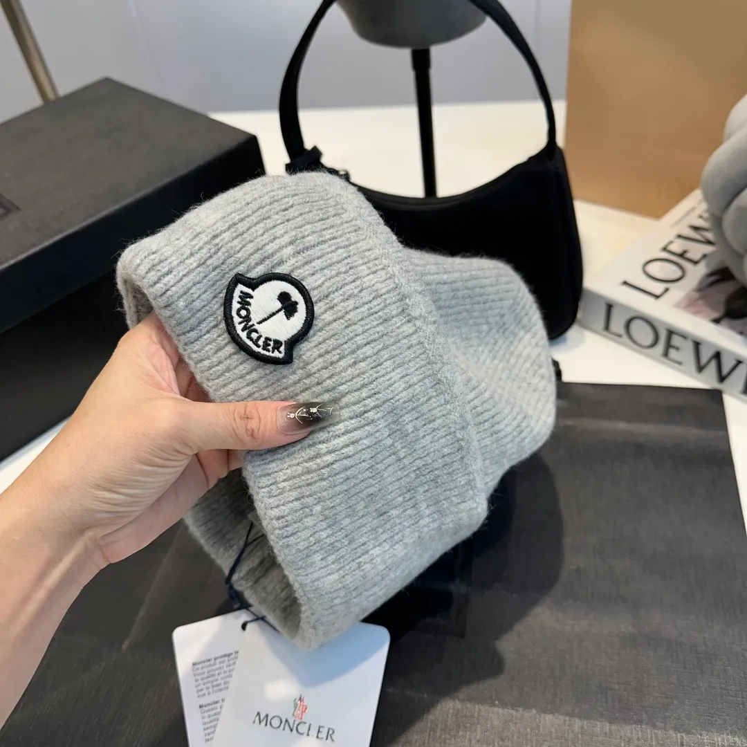 P70 MONCLER muffled knitted beanie, good quality, high-end and elegant, super popular 💖The texture is great, it’s great to match when out on the street! Fashion trends! A must-have item for winter, the same style for men and women, get it now!
