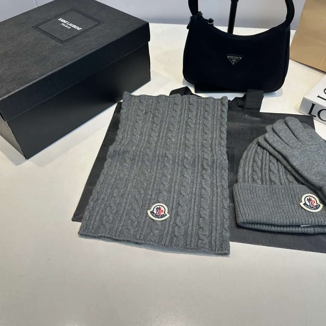 p140 Moncler muzzle suit hat + gloves + scarf autumn and winter style knitted beanie. This must be a minimalist favorite. It is clean, neat, fashionable and versatile, and will never be picky about your face shape! A fashionable classic that lasts forever! Both men and women are welcome