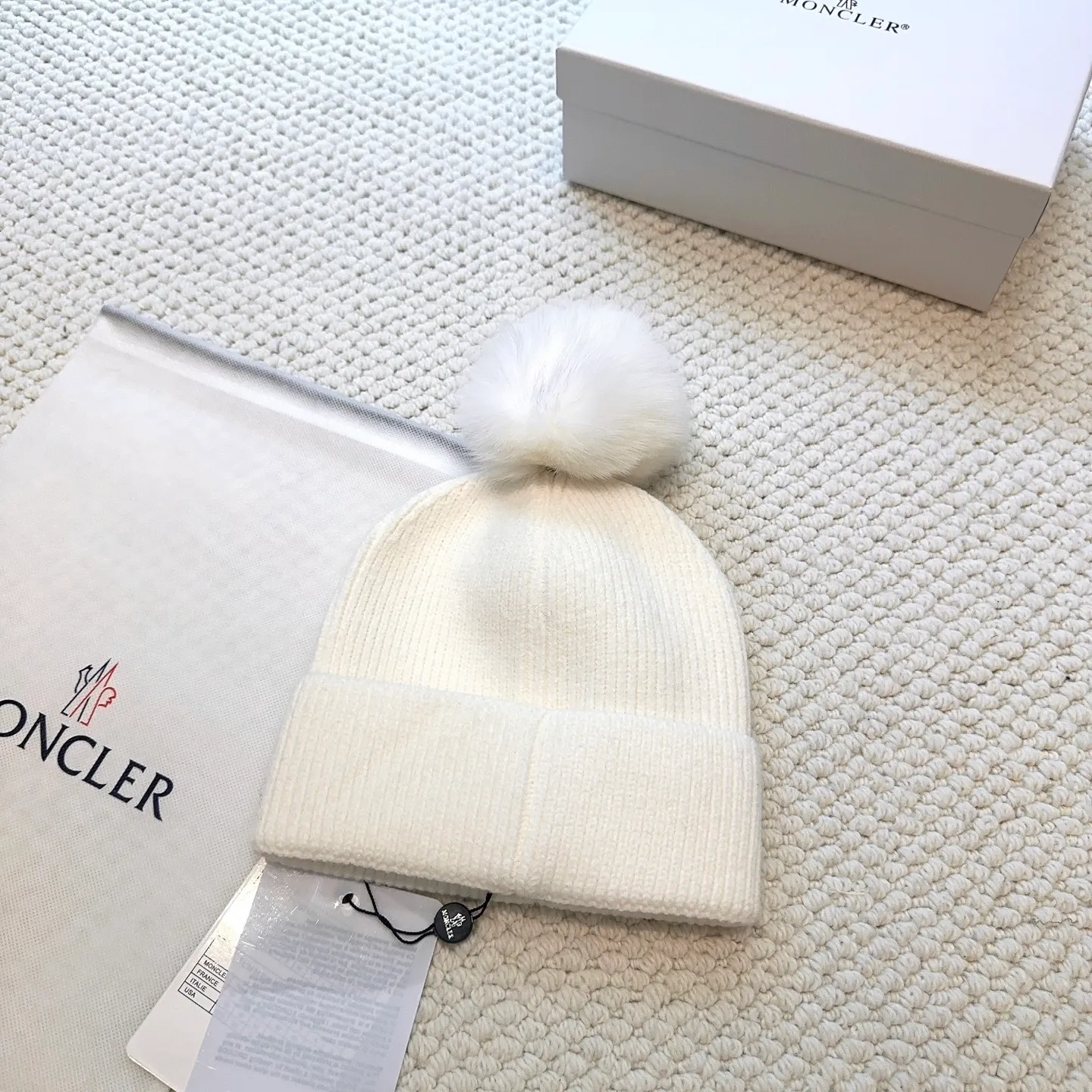 P80 with dust bag, high version Moncler Moncler 💥Official website classic knitted hat, replica of the original. Very soft and skin-friendly, very elastic 💓 Textured and very versatile style ~ Warm cashmere woolen hat, one size fits all and elastic ~ Unisex, can be worn by any head size. Super quality, highly recommended