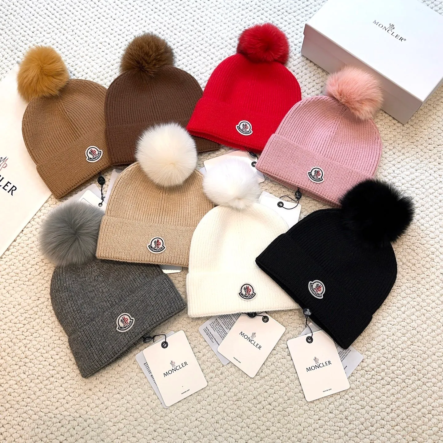 P80 with dust bag, high version Moncler Moncler 💥Official website classic knitted hat, replica of the original. Very soft and skin-friendly, very elastic 💓 Textured and very versatile style ~ Warm cashmere woolen hat, one size fits all and elastic ~ Unisex, can be worn by any head size. Super quality, highly recommended