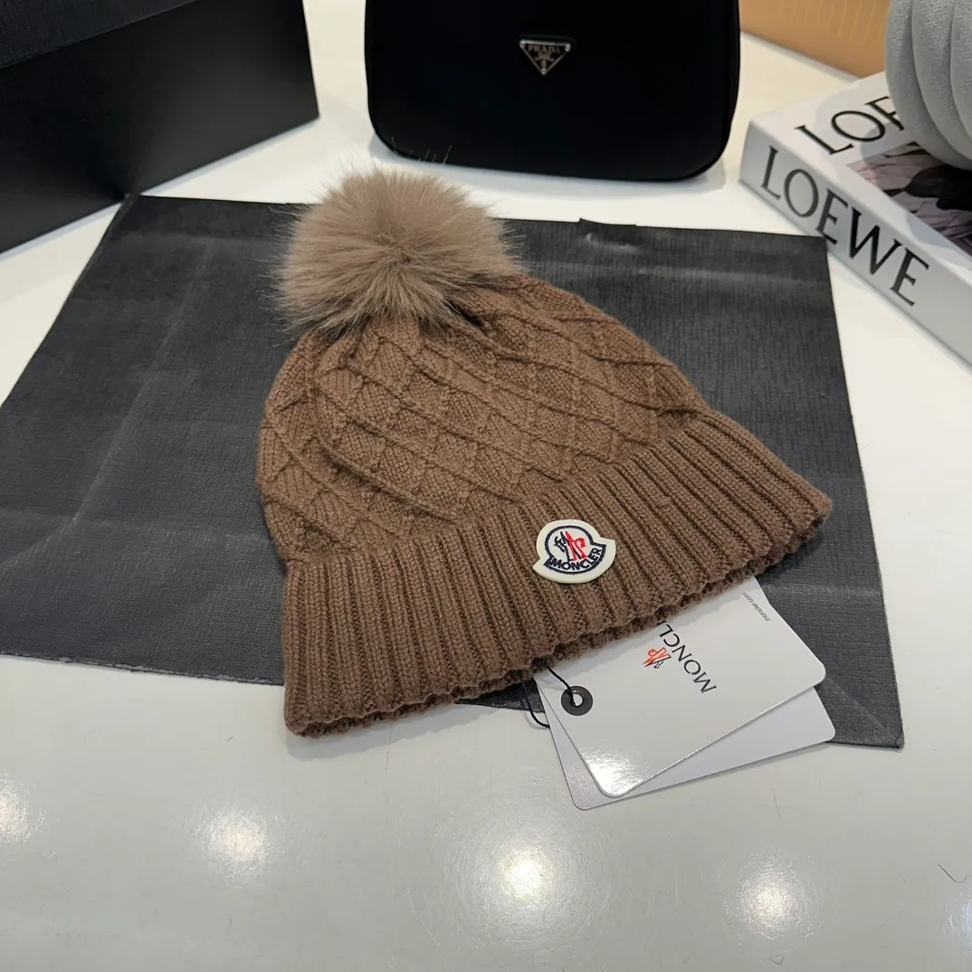 P78 Moncler👒high-end genuine exclusive style, hemp flower knitted hat, made of selected wool, skin-friendly and super soft‼ ️Paired with fox fur balls, it is very age-reducing‼ ️Complete trademark hangtags