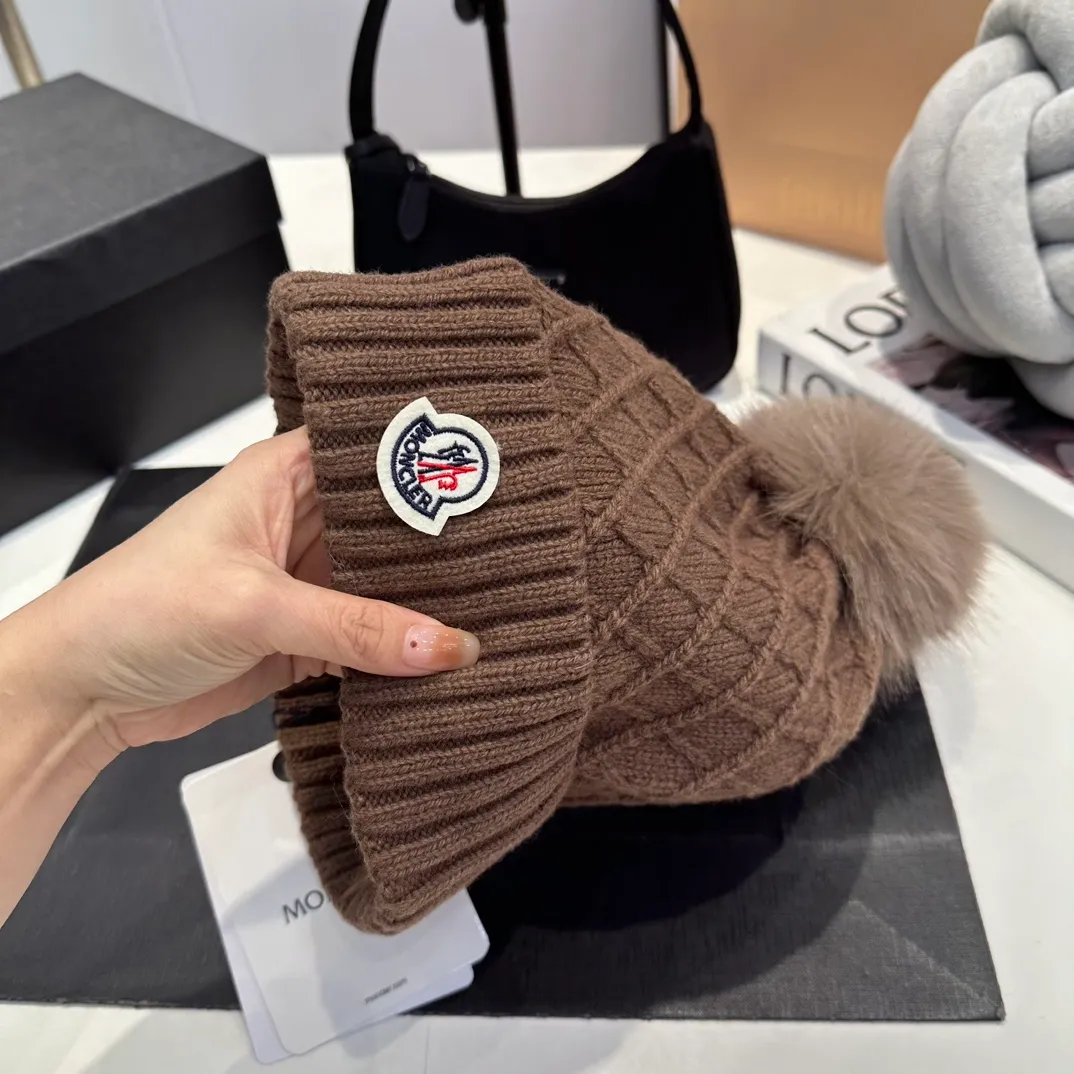P78 Moncler👒high-end genuine exclusive style, hemp flower knitted hat, made of selected wool, skin-friendly and super soft‼ ️Paired with fox fur balls, it is very age-reducing‼ ️Complete trademark hangtags