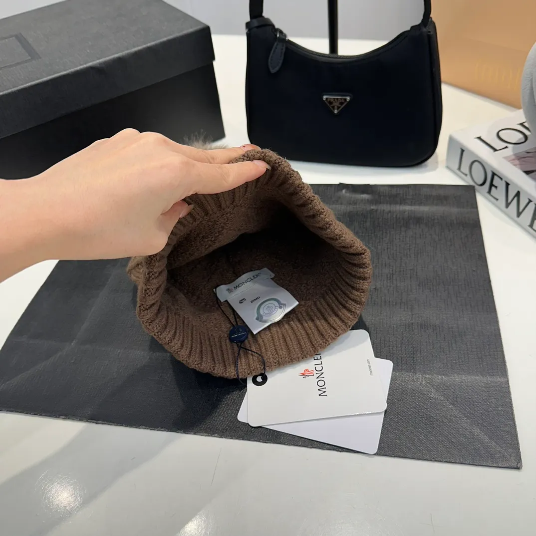 P78 Moncler👒high-end genuine exclusive style, hemp flower knitted hat, made of selected wool, skin-friendly and super soft‼ ️Paired with fox fur balls, it is very age-reducing‼ ️Complete trademark hangtags