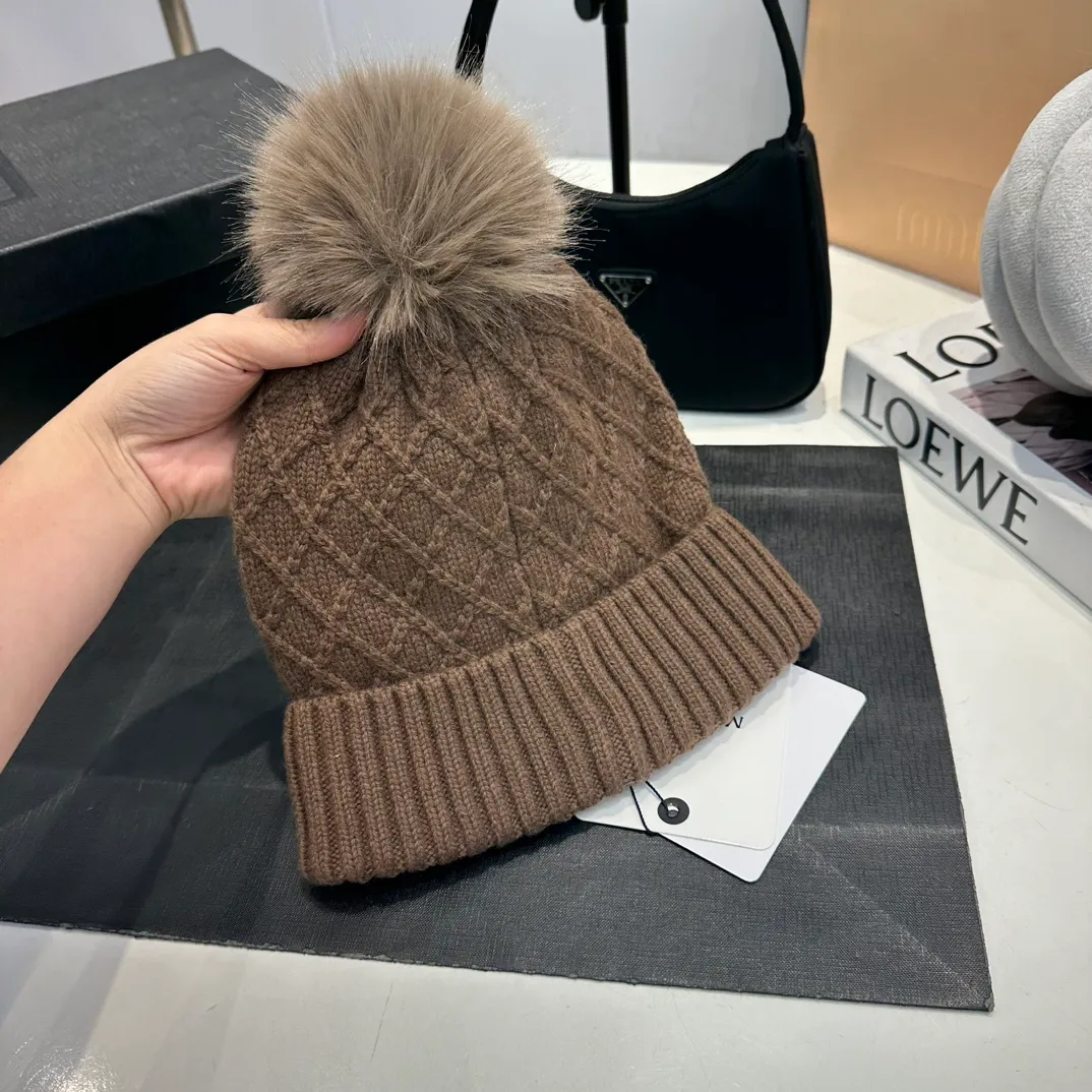 P78 Moncler👒high-end genuine exclusive style, hemp flower knitted hat, made of selected wool, skin-friendly and super soft‼ ️Paired with fox fur balls, it is very age-reducing‼ ️Complete trademark hangtags
