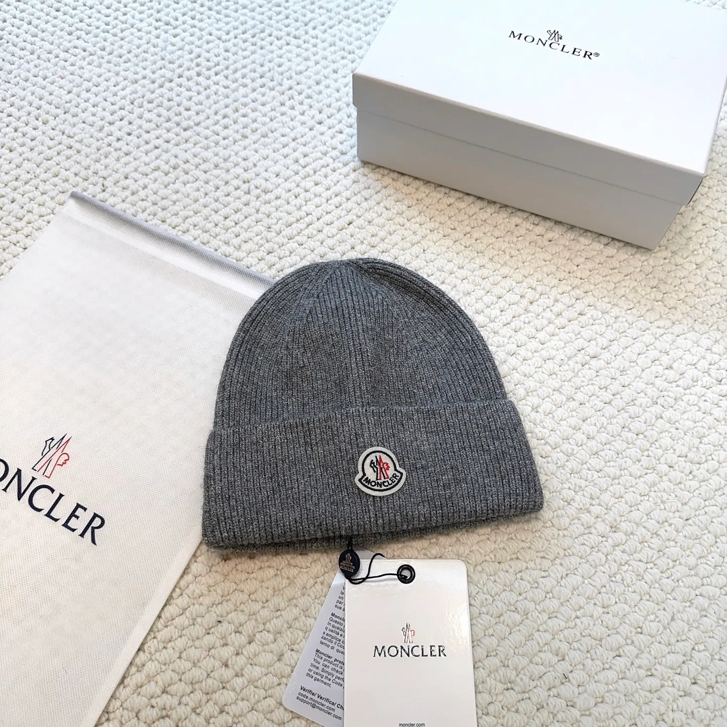 P60 with dust bag, high version Moncler Moncler 💥Official website classic knitted hat, replica of the original. Very soft and skin-friendly, very elastic 💓 Textured and very versatile style ~ Warm cashmere woolen hat, one size fits all and elastic ~ Unisex, can be worn by any head size. Super quality, highly recommended