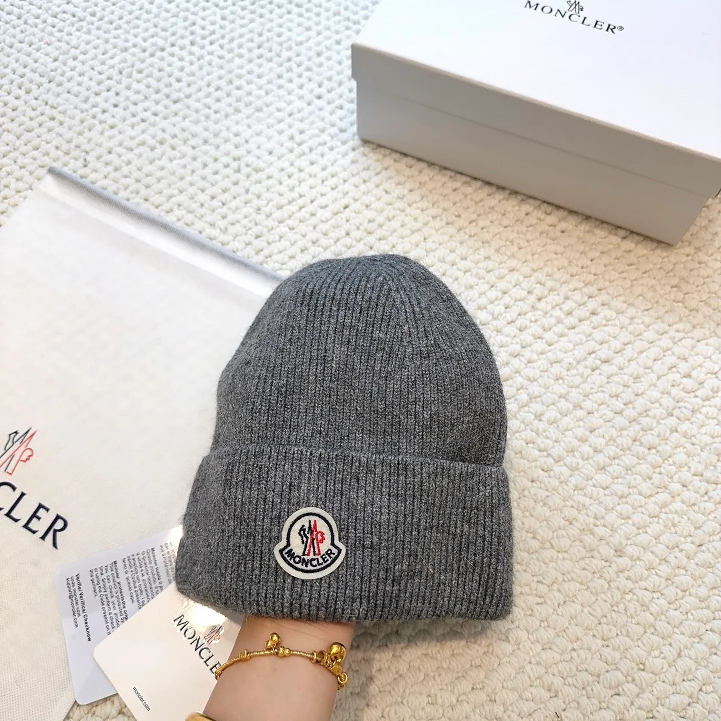 P60 with dust bag, high version Moncler Moncler 💥Official website classic knitted hat, replica of the original. Very soft and skin-friendly, very elastic 💓 Textured and very versatile style ~ Warm cashmere woolen hat, one size fits all and elastic ~ Unisex, can be worn by any head size. Super quality, highly recommended