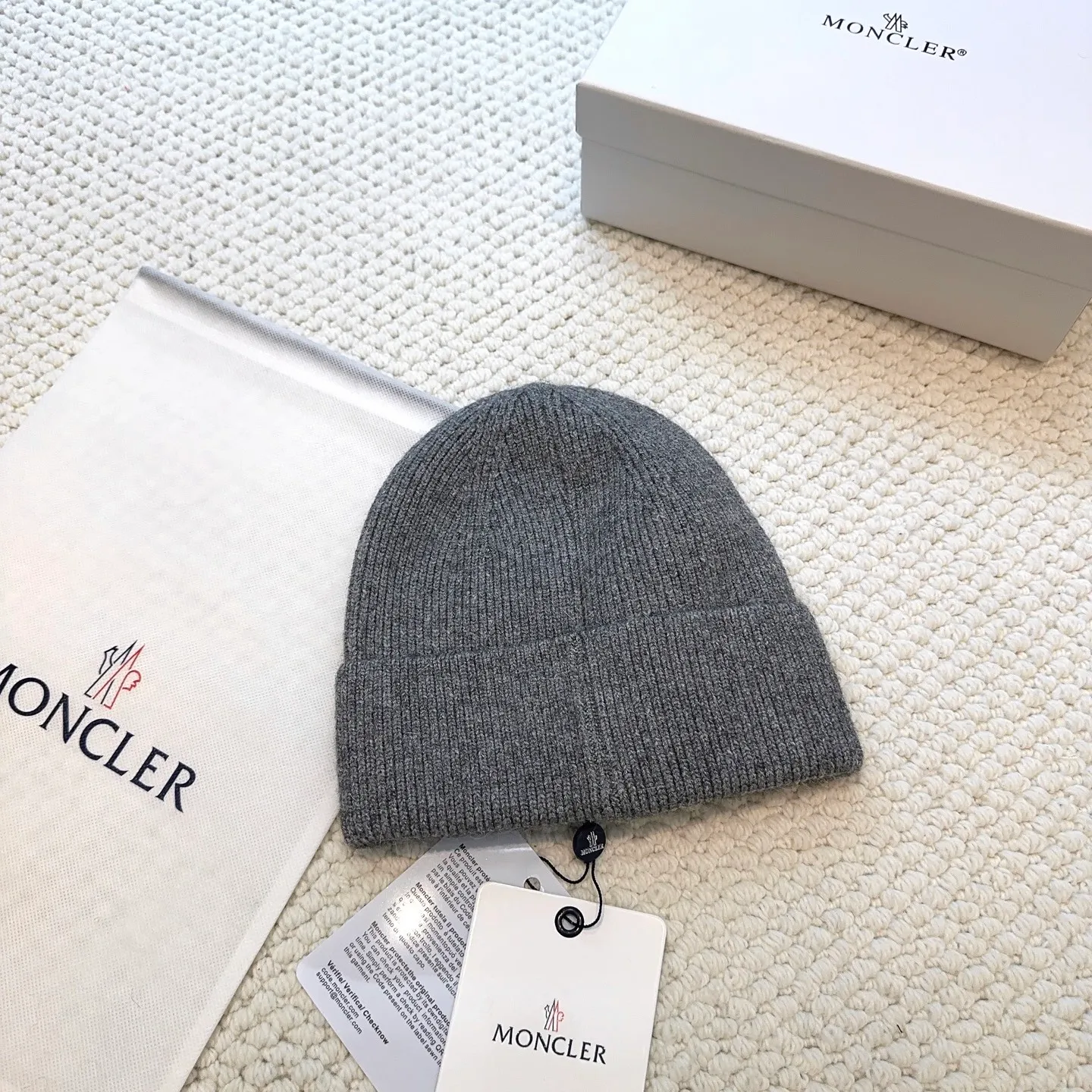 P60 with dust bag, high version Moncler Moncler 💥Official website classic knitted hat, replica of the original. Very soft and skin-friendly, very elastic 💓 Textured and very versatile style ~ Warm cashmere woolen hat, one size fits all and elastic ~ Unisex, can be worn by any head size. Super quality, highly recommended