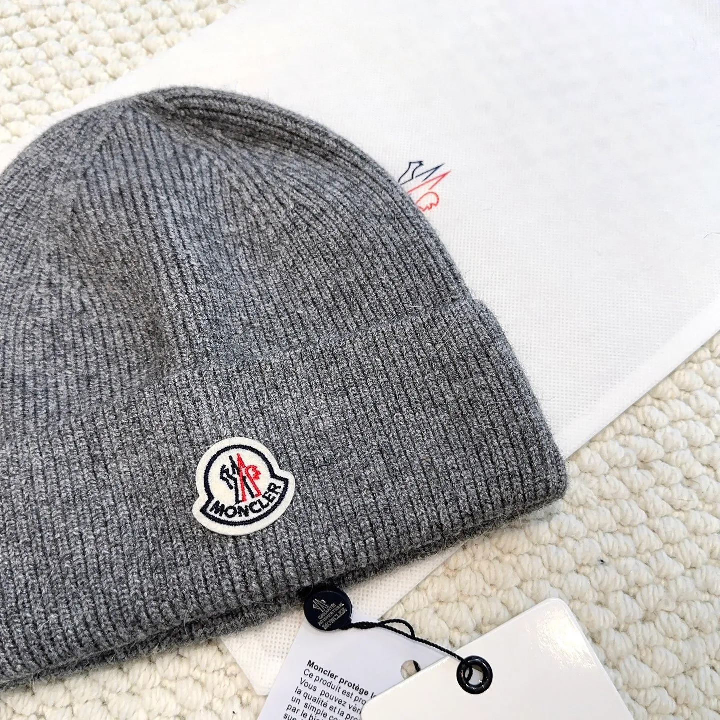 P60 with dust bag, high version Moncler Moncler 💥Official website classic knitted hat, replica of the original. Very soft and skin-friendly, very elastic 💓 Textured and very versatile style ~ Warm cashmere woolen hat, one size fits all and elastic ~ Unisex, can be worn by any head size. Super quality, highly recommended