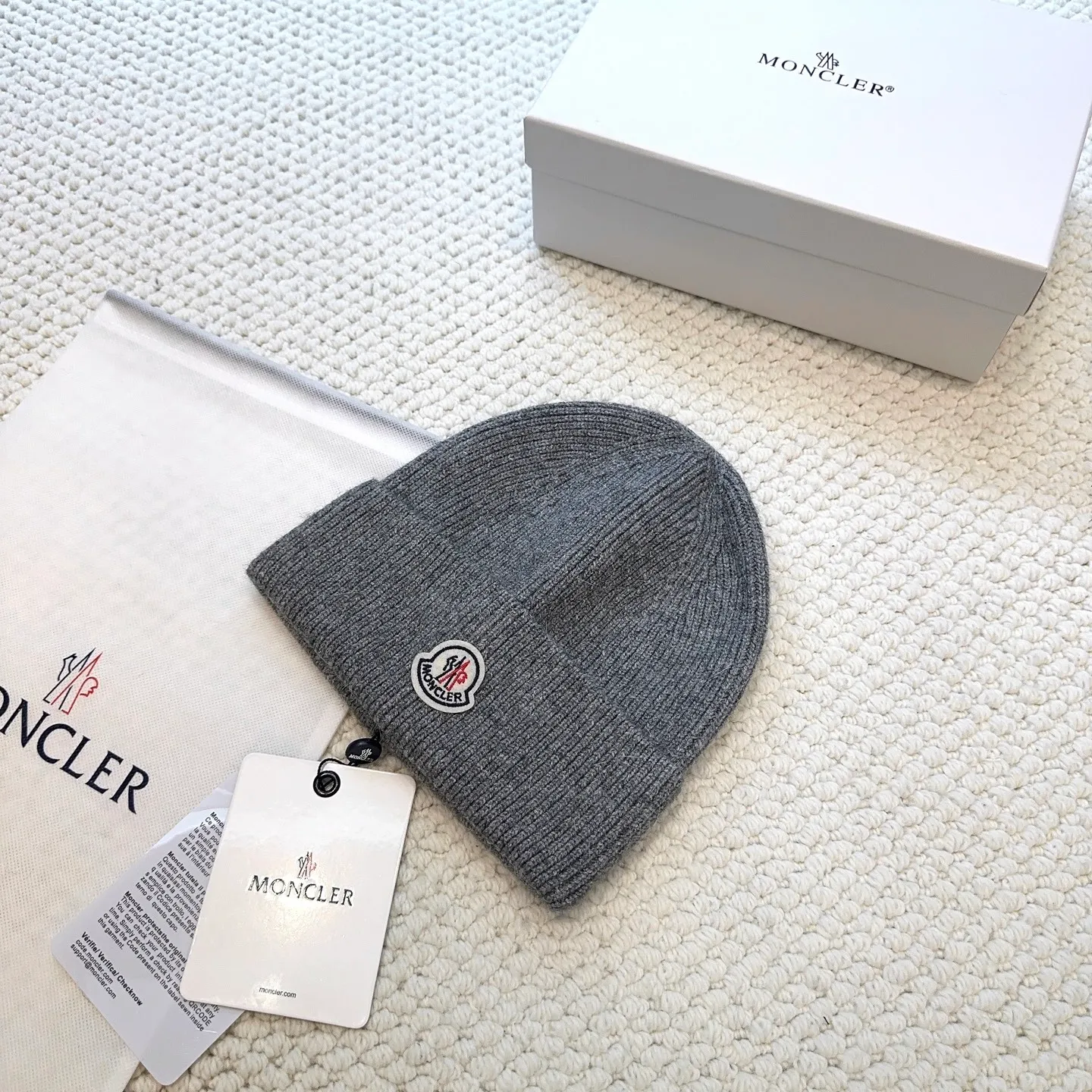 P60 with dust bag, high version Moncler Moncler 💥Official website classic knitted hat, replica of the original. Very soft and skin-friendly, very elastic 💓 Textured and very versatile style ~ Warm cashmere woolen hat, one size fits all and elastic ~ Unisex, can be worn by any head size. Super quality, highly recommended