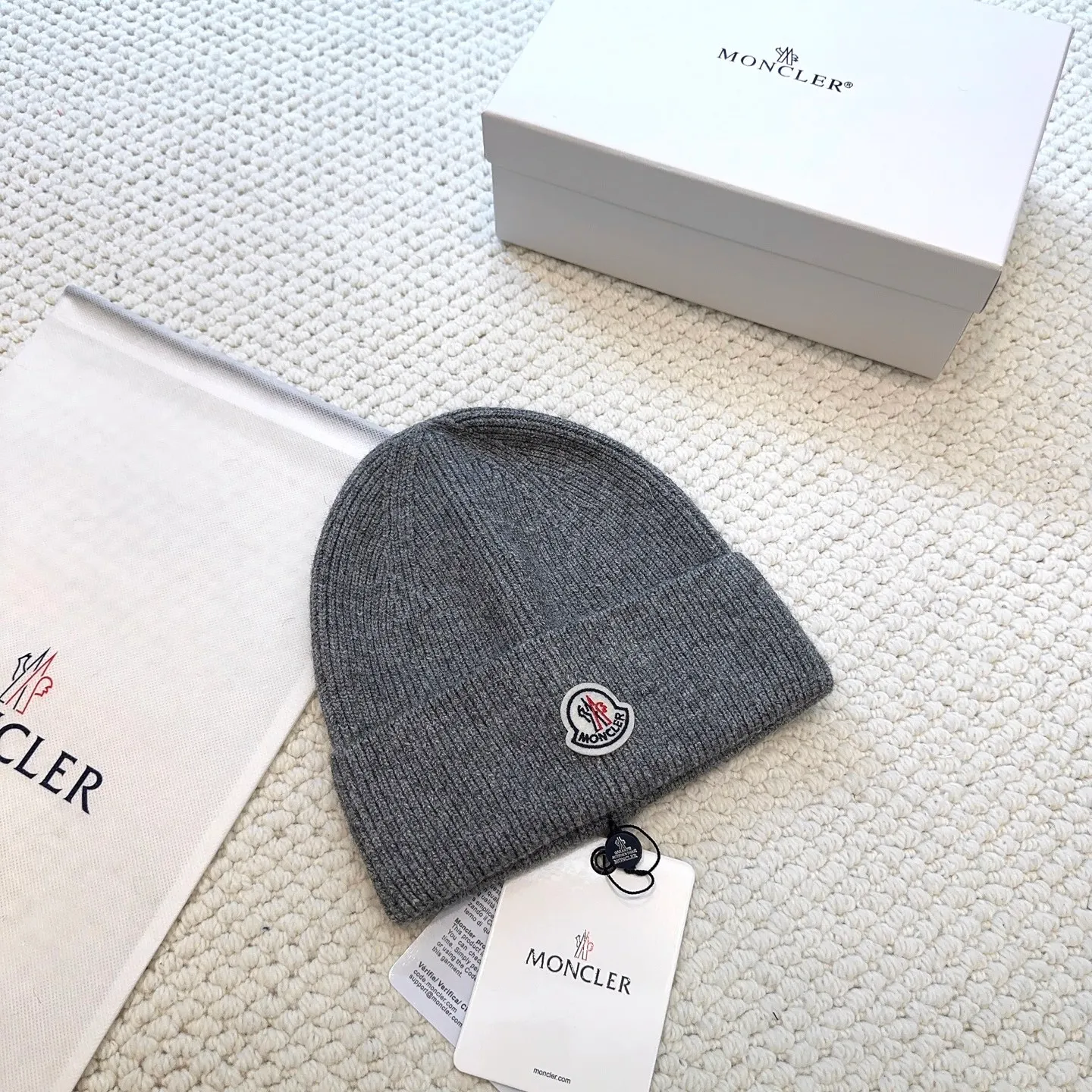 P60 with dust bag, high version Moncler Moncler 💥Official website classic knitted hat, replica of the original. Very soft and skin-friendly, very elastic 💓 Textured and very versatile style ~ Warm cashmere woolen hat, one size fits all and elastic ~ Unisex, can be worn by any head size. Super quality, highly recommended