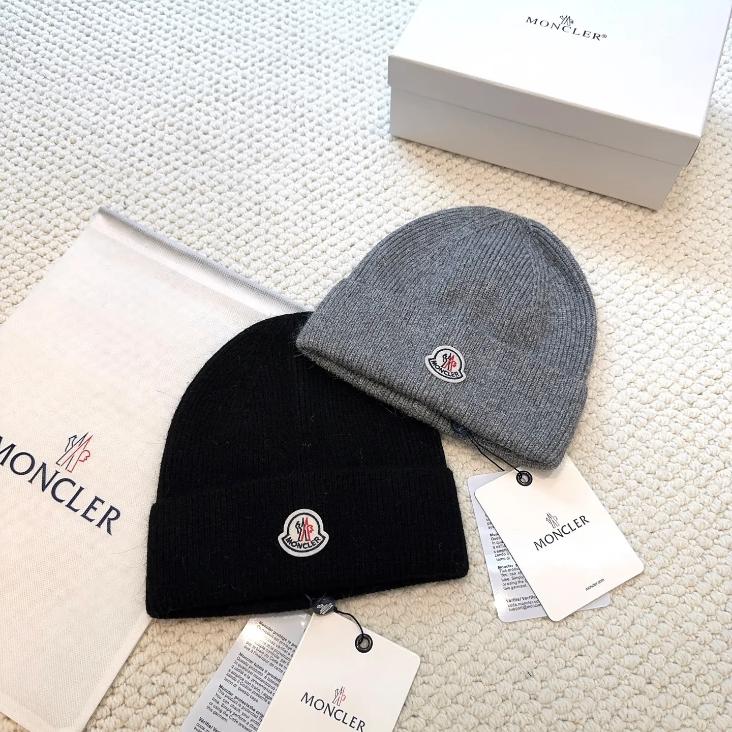 P60 with dust bag, high version Moncler Moncler 💥Official website classic knitted hat, replica of the original. Very soft and skin-friendly, very elastic 💓 Textured and very versatile style ~ Warm cashmere woolen hat, one size fits all and elastic ~ Unisex, can be worn by any head size. Super quality, highly recommended