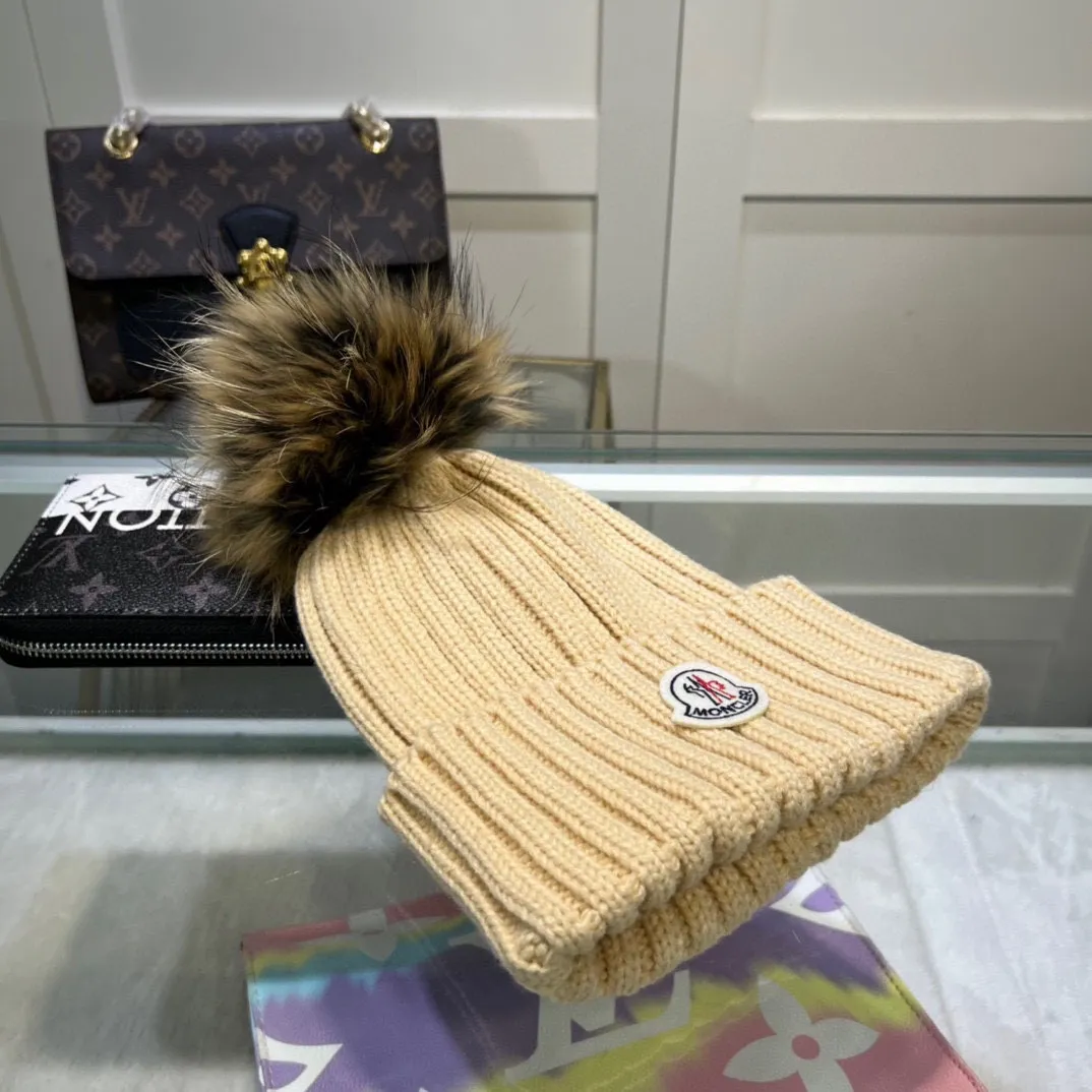 P70 comes with dust-proof bag. Mouth-mounted MONCLER 〈Suitable for adults, children, children and teenagers, great elasticity,〉 Comes with wool ball knitting! The latest wool knitted hat from the official website, a replica of the original one from the official website. Very soft and skin-friendly, with good elasticity! Textured and very versatile style~ Warm woolen hat, one size fits all and elastic~ Unisex, can be worn by any head size. Really recommended