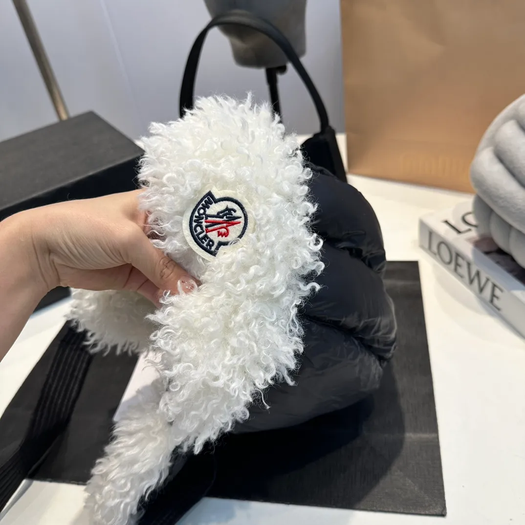 P80 Moncler Muzzle Lei Feng Hat is super warm. This teddy bear jacket is made of high-end blended lamb wool fabric. It feels really good and super soft. The plush material and goose down filling make it visually warm and full of security. This is a must-have lamb down cotton hat for autumn and winter.