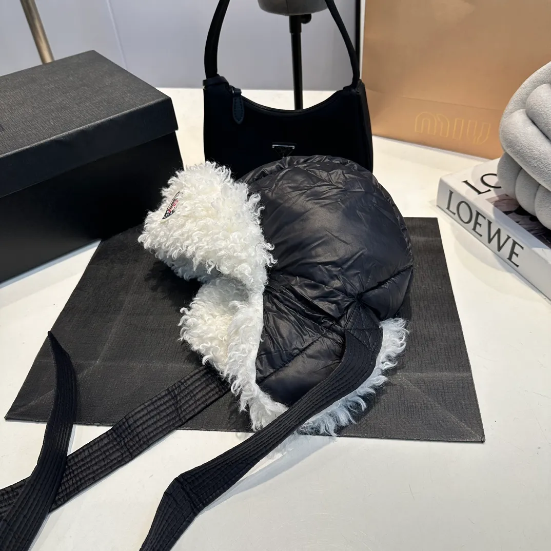 P80 Moncler Muzzle Lei Feng Hat is super warm. This teddy bear jacket is made of high-end blended lamb wool fabric. It feels really good and super soft. The plush material and goose down filling make it visually warm and full of security. This is a must-have lamb down cotton hat for autumn and winter.