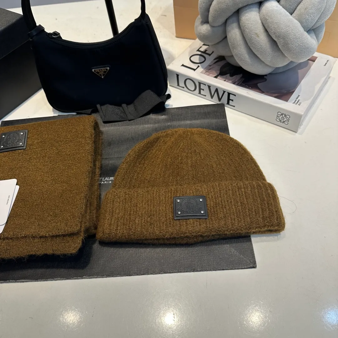 P140 Moncler muzzle suit 2025 autumn and winter style cuffed wool knitted beanie High quality customization! This must be my favorite of minimalism. It is clean, neat, fashionable and versatile, and will definitely not be picky about your face shape! A fashionable classic that lasts forever! Both men and women are welcome!