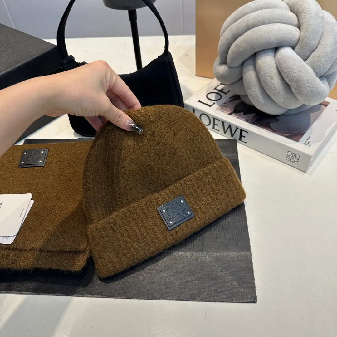 P140 Moncler muzzle suit 2025 autumn and winter style cuffed wool knitted beanie High quality customization! This must be my favorite of minimalism. It is clean, neat, fashionable and versatile, and will definitely not be picky about your face shape! A fashionable classic that lasts forever! Both men and women are welcome!