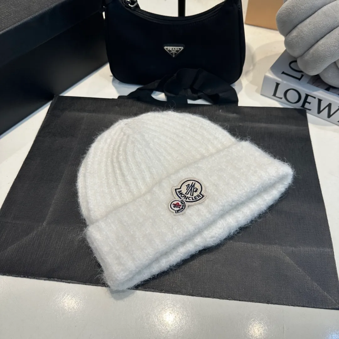 P56 MONCLER 🎩 wool knitted beanie, good quality, high-end, super soft! Super hot💖The texture is great and it’s great to match when out on the street! Fashion trends! A must-have item for winter, the same style for men and women, get it now!