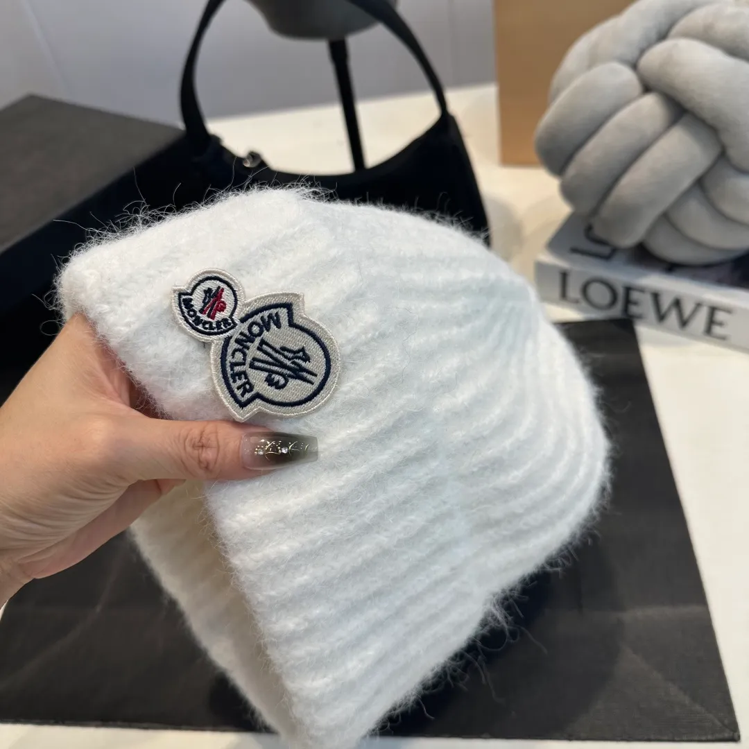 P56 MONCLER 🎩 wool knitted beanie, good quality, high-end, super soft! Super hot💖The texture is great and it’s great to match when out on the street! Fashion trends! A must-have item for winter, the same style for men and women, get it now!