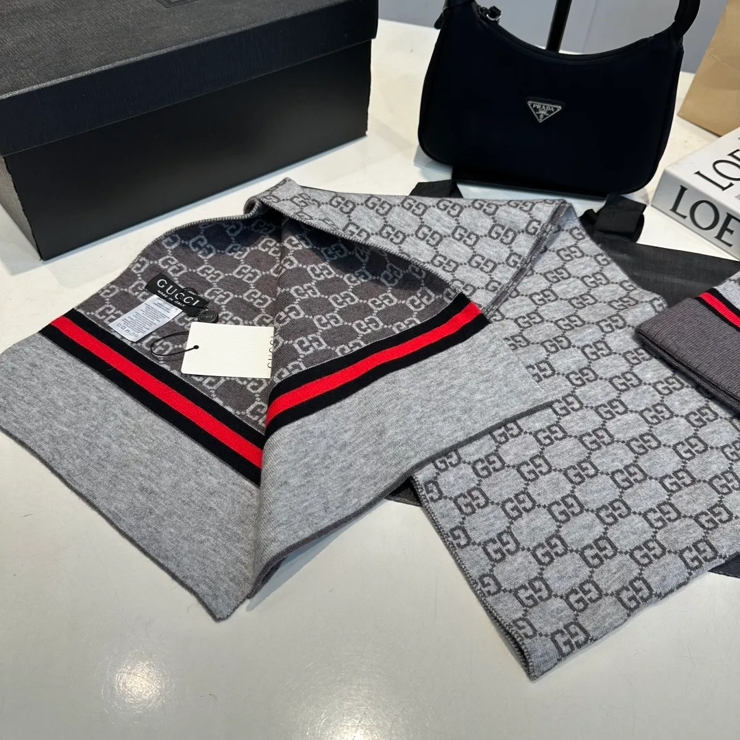 P140 GUCCI classic suit hat! Hat ➕Scarf! Cashmere and Rabbit Velvet Quality! It's warm and super comfortable~A great tool for young ladies to reduce their age in winter~This winter, all you need is a set of hats~It's warm and fashionable! Unisex model! Can be made as a couple model! Complete range of anti-counterfeiting labels and elevators! Many styles, welcome to choose!!