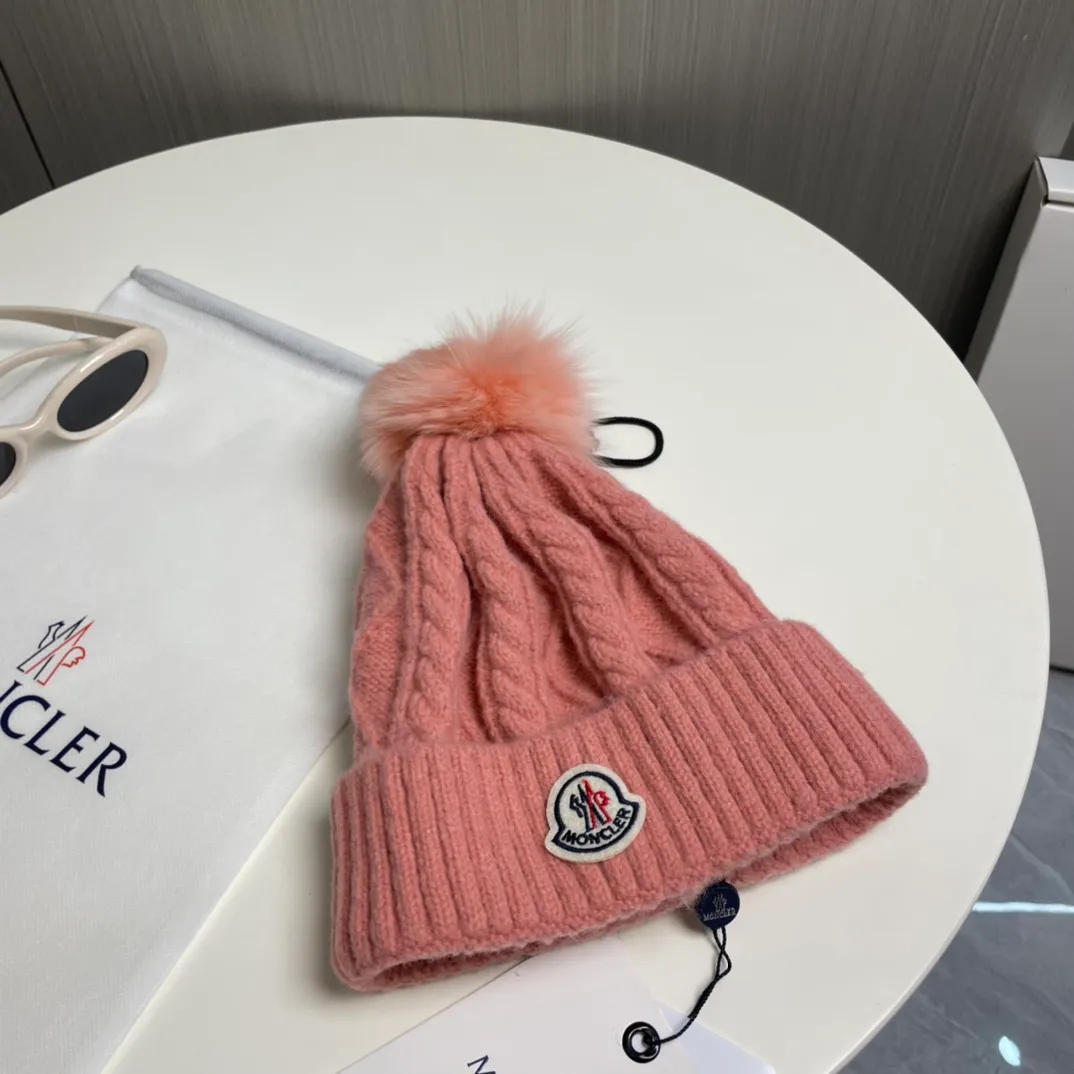 P90 with dust bag Moncler👒Classic original single-mouthed knitted wool hat, made of selected wool fabrics with ultra-high wool content‼ ️It feels super soft and has excellent elasticity. The rabbit fur ball is high-end, age-reducing and super warm!