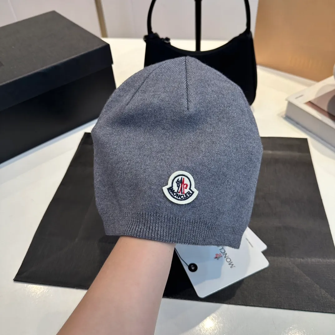 P50 Moncler 💥 Official website classic knitted hat, replica of the original. Very soft and skin-friendly, very elastic 💓 Textured and very versatile style ~ Warm cashmere woolen hat, one size fits all and elastic ~ Unisex, can be worn by any head size. Super quality, highly recommended